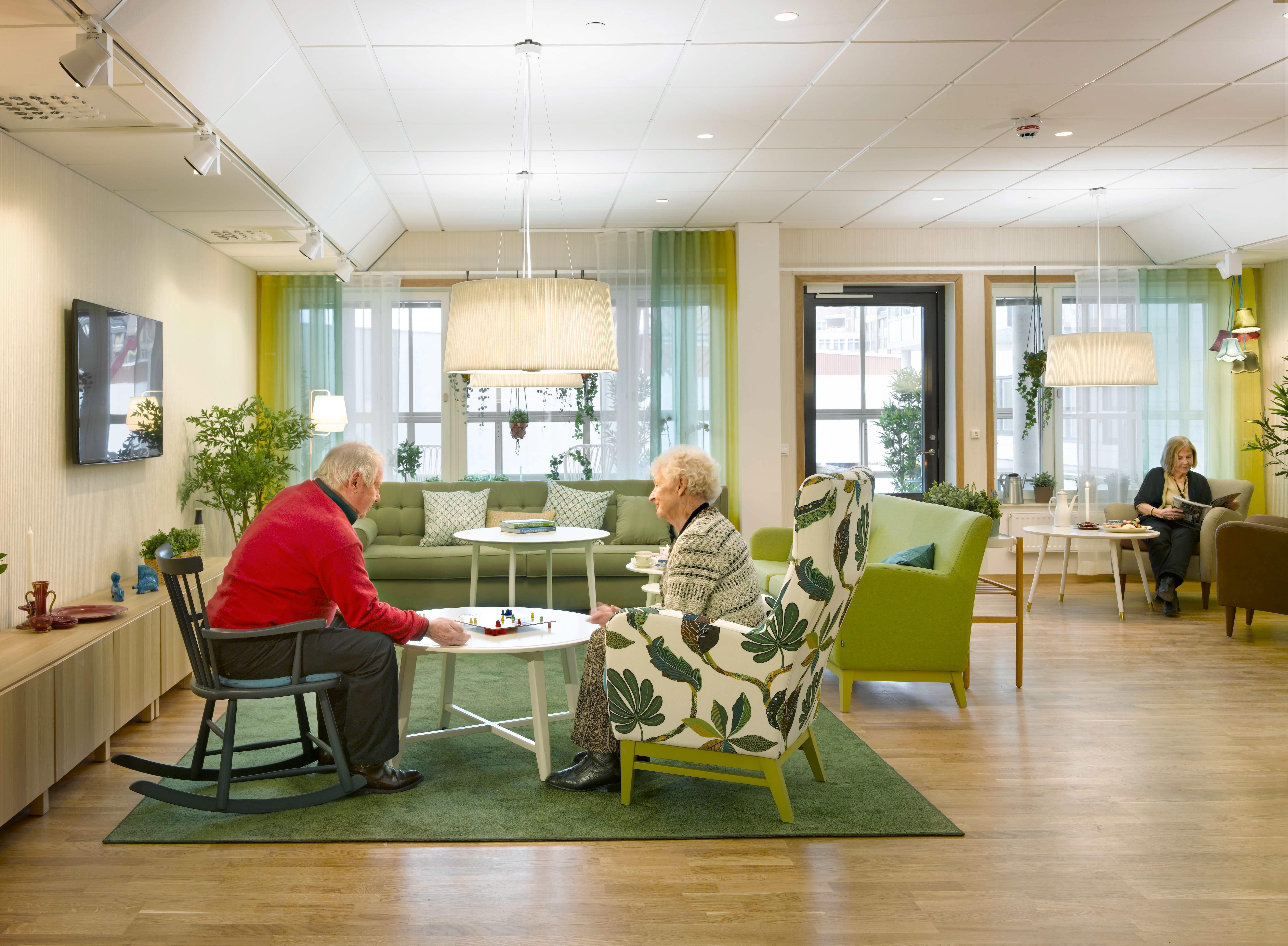 Two people are sitting and talking in the living room