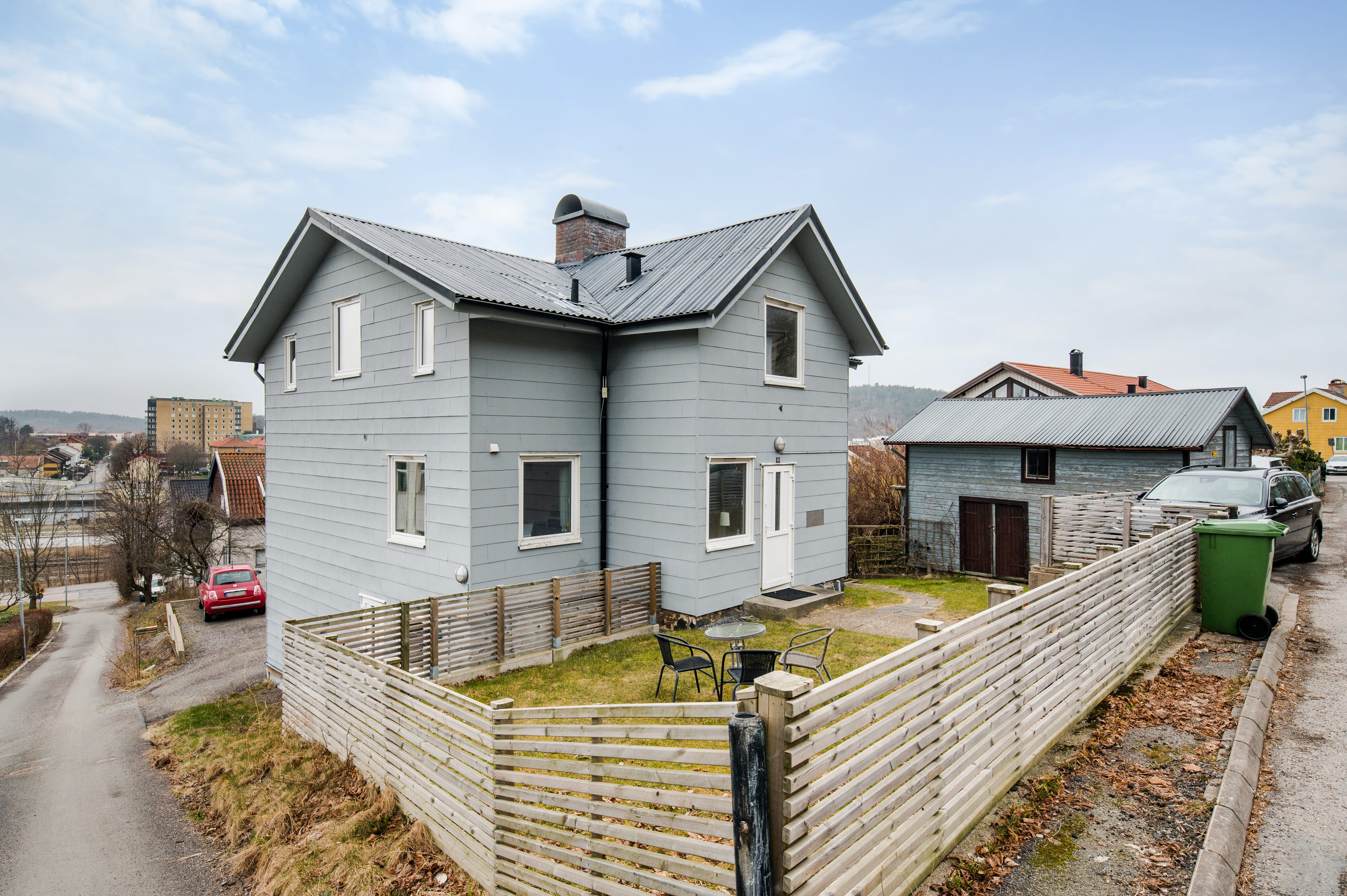 A house with trees in the background