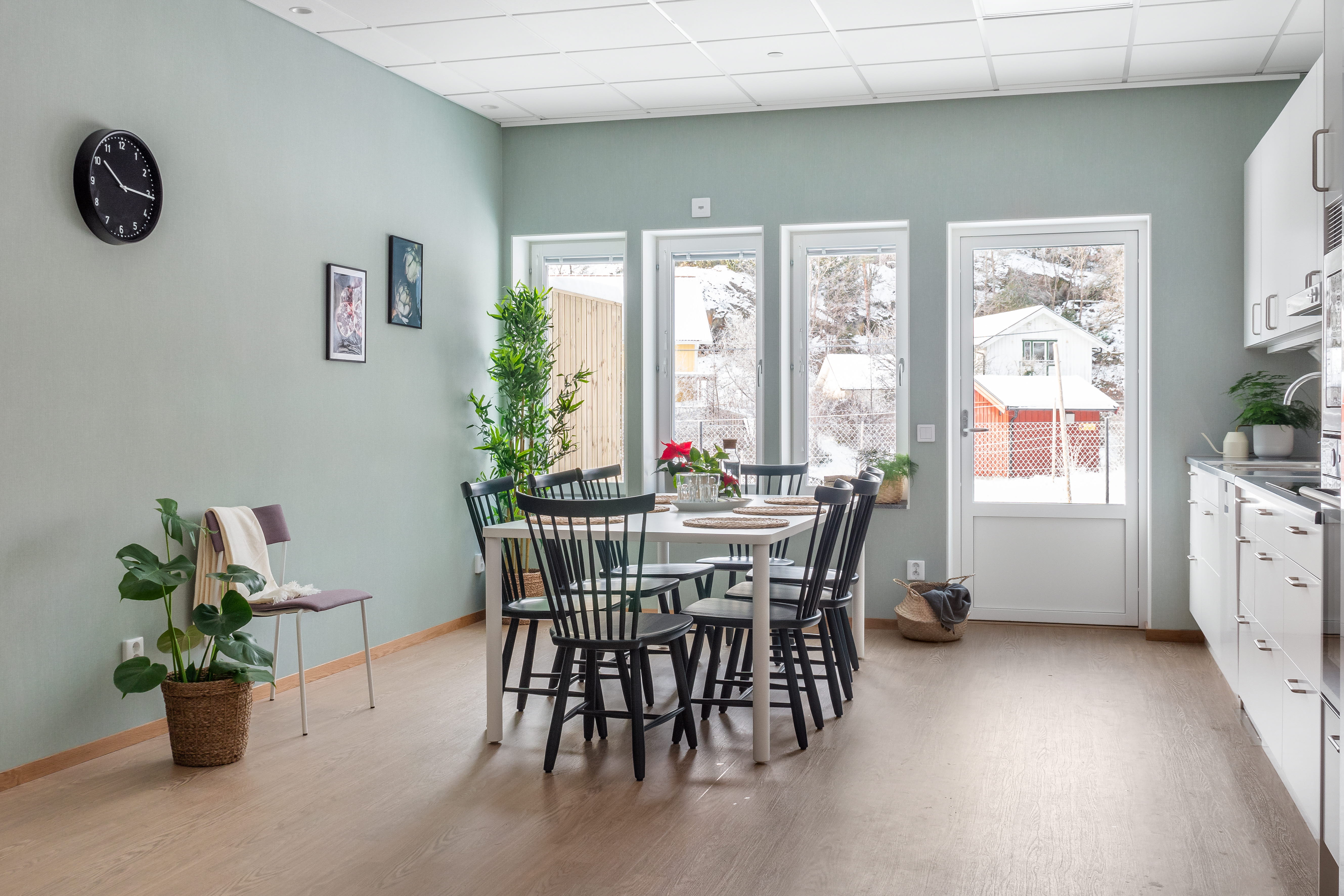 A room filled with furniture and a large window