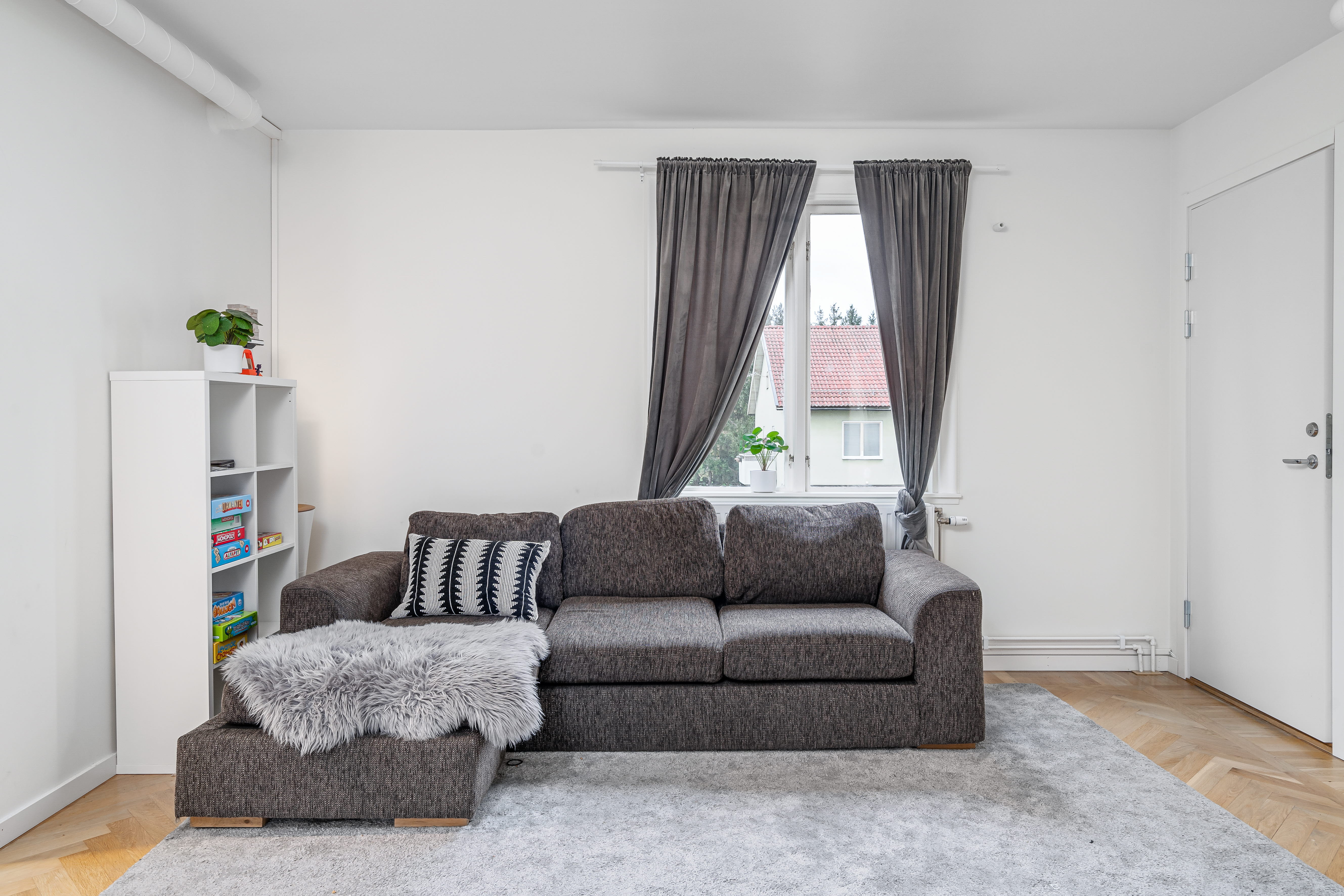 A living room filled with furniture and a flat screen tv