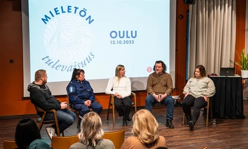 Oulun Mieletöntulevaisuus panelistit ja vetäjänä Harri Hyvärinen. 