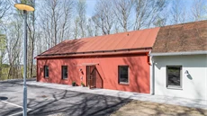 Rött hus med rött tak som gränsar till ett vitt hus med brunt tak. 