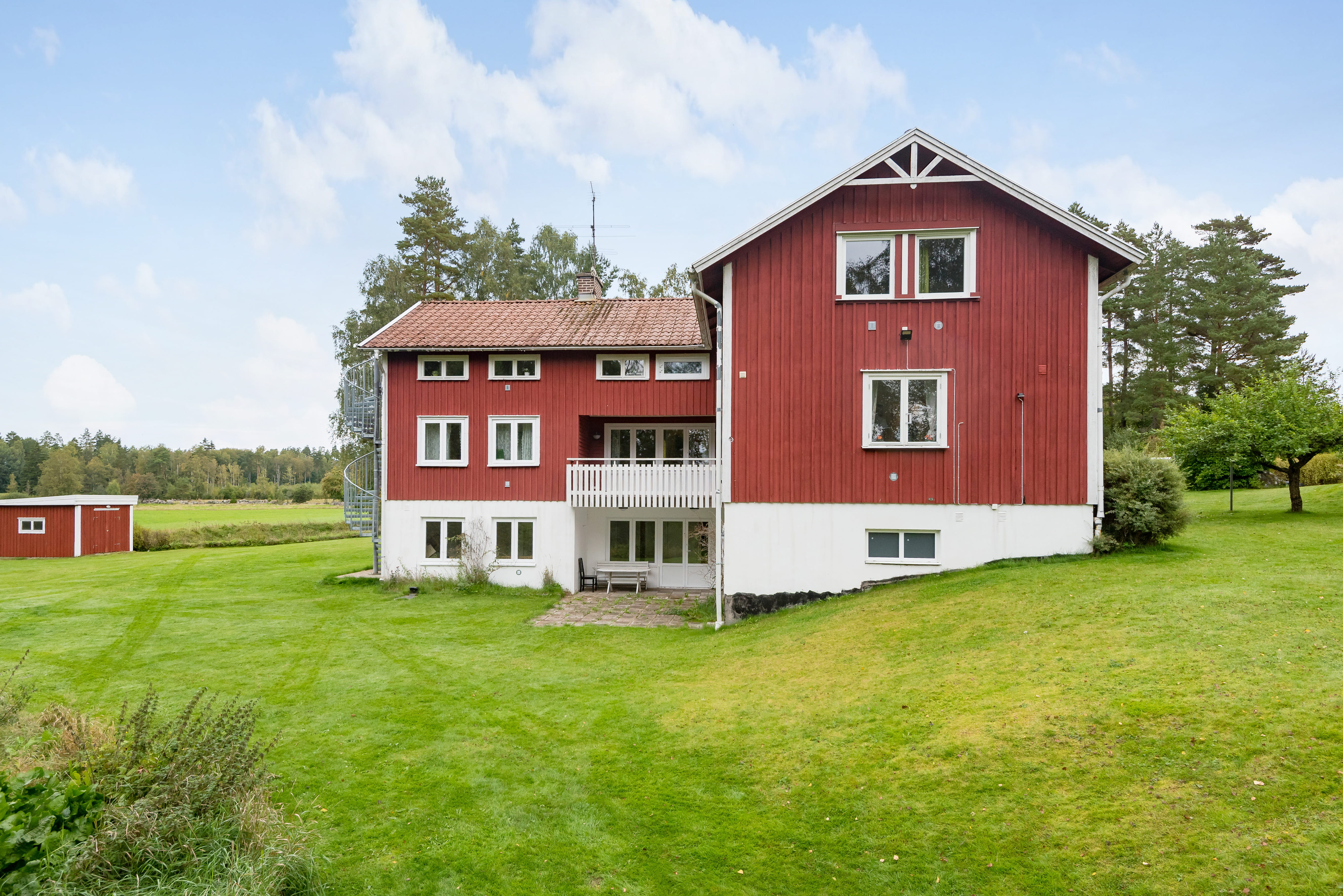 A small house in a grassy field