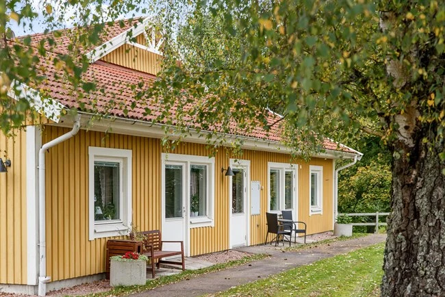 A house with trees in the background