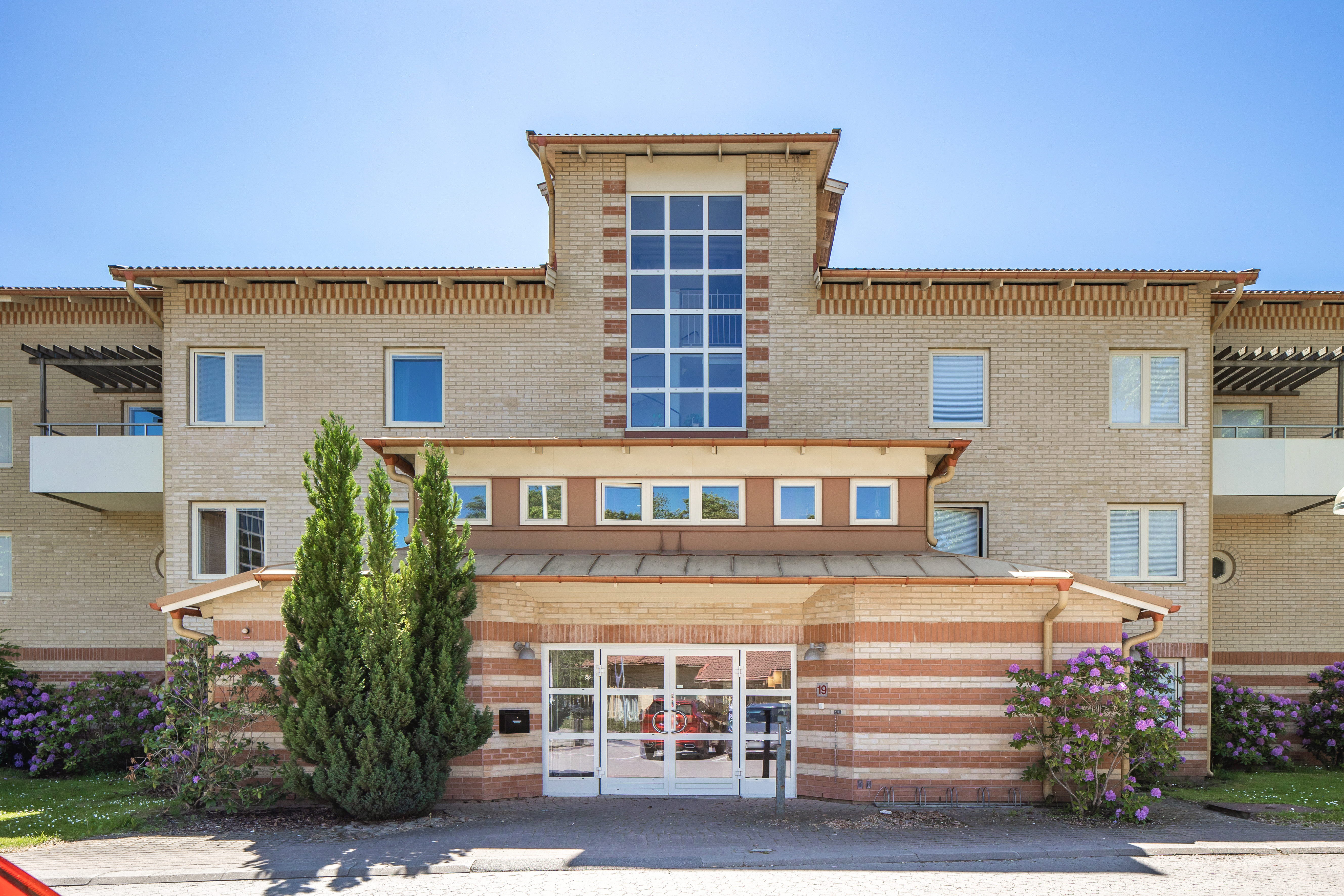 A large brick building