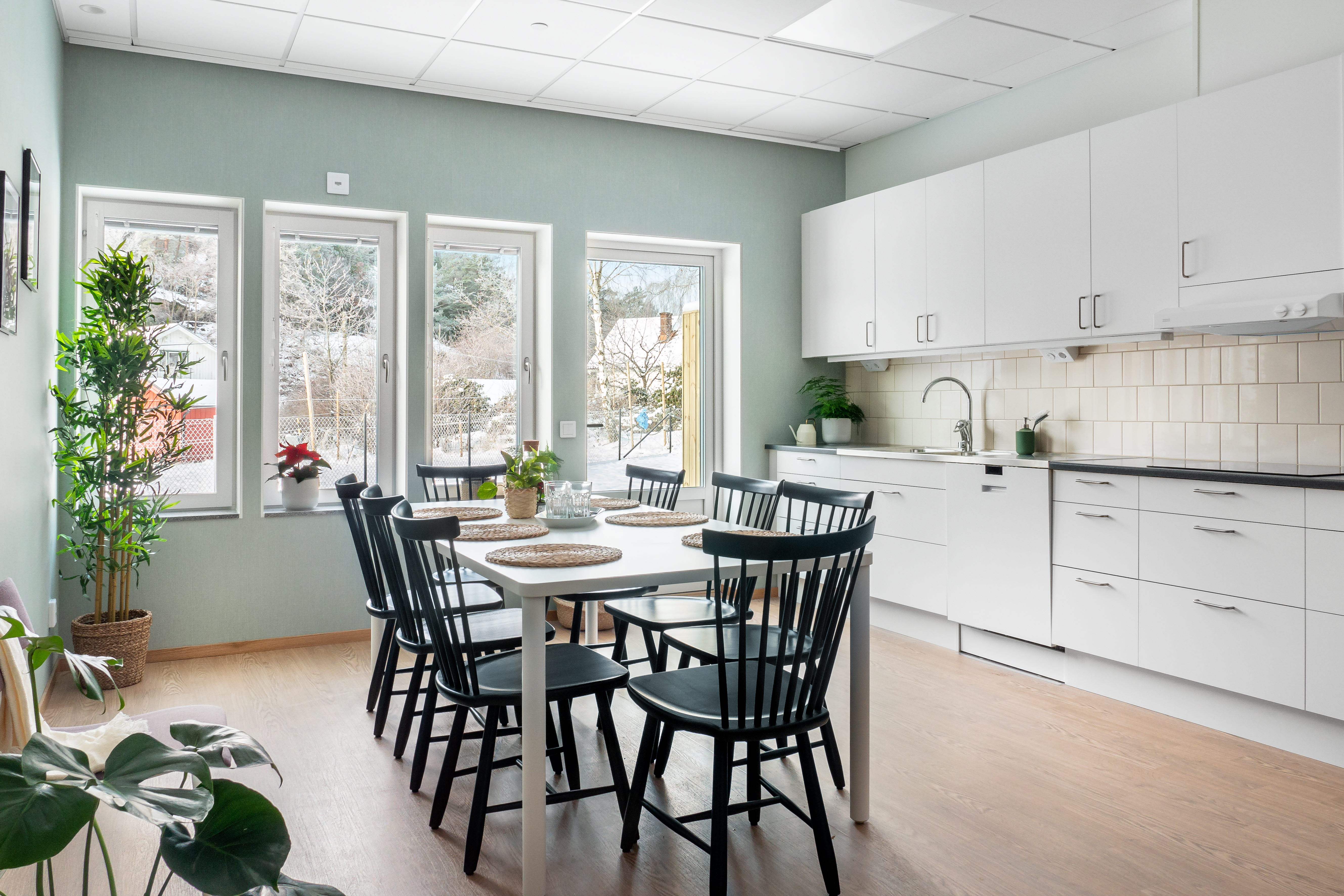 A kitchen with a dining room table
