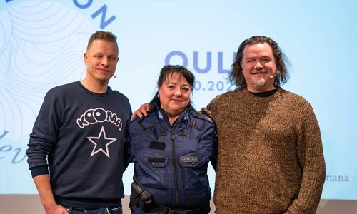 Puhujakolmikko Lasse Kukkonen, Merja Rasinkangas ja Tomi Kiilakoski.