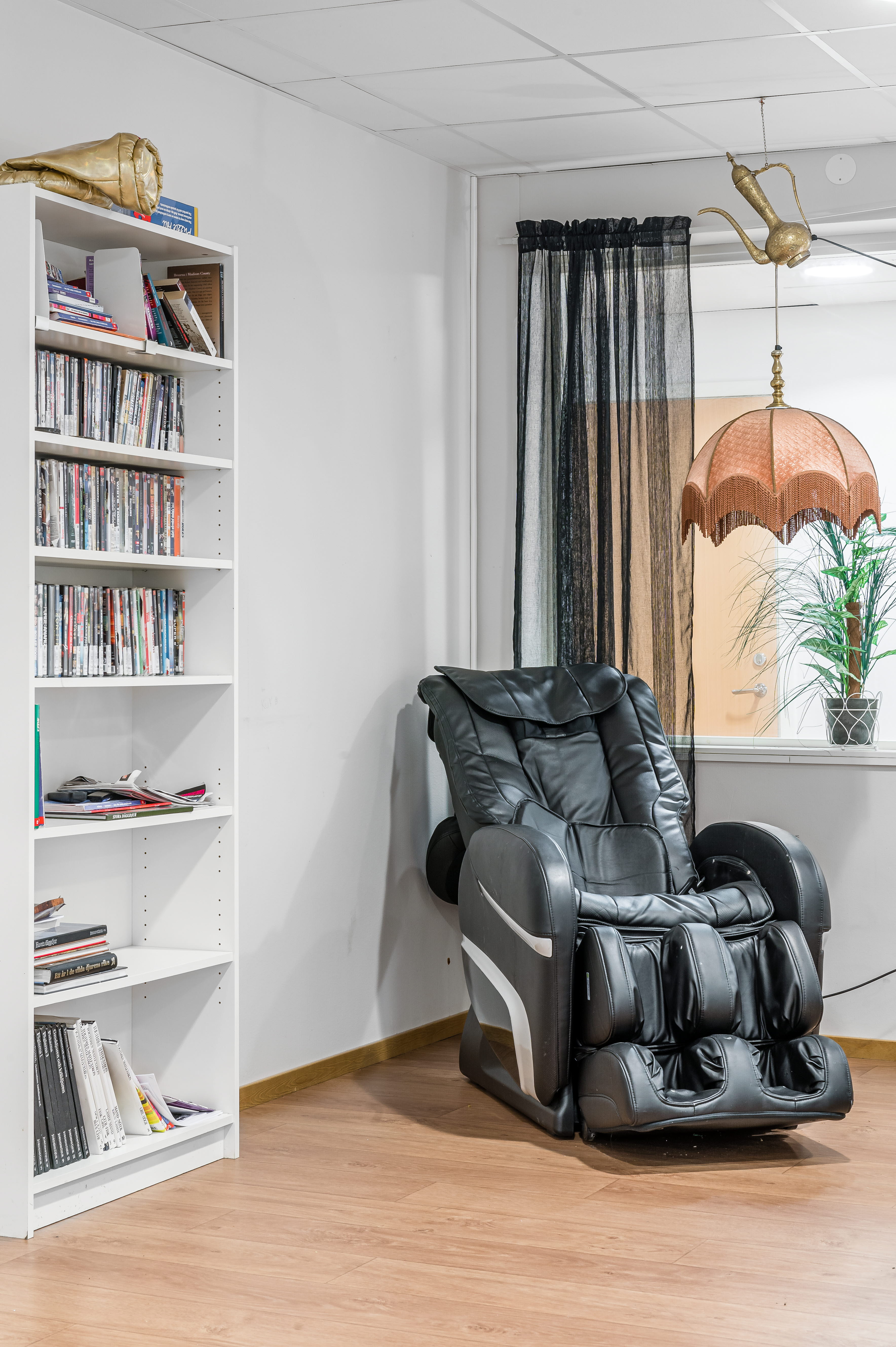A living room filled with furniture and a book shelf