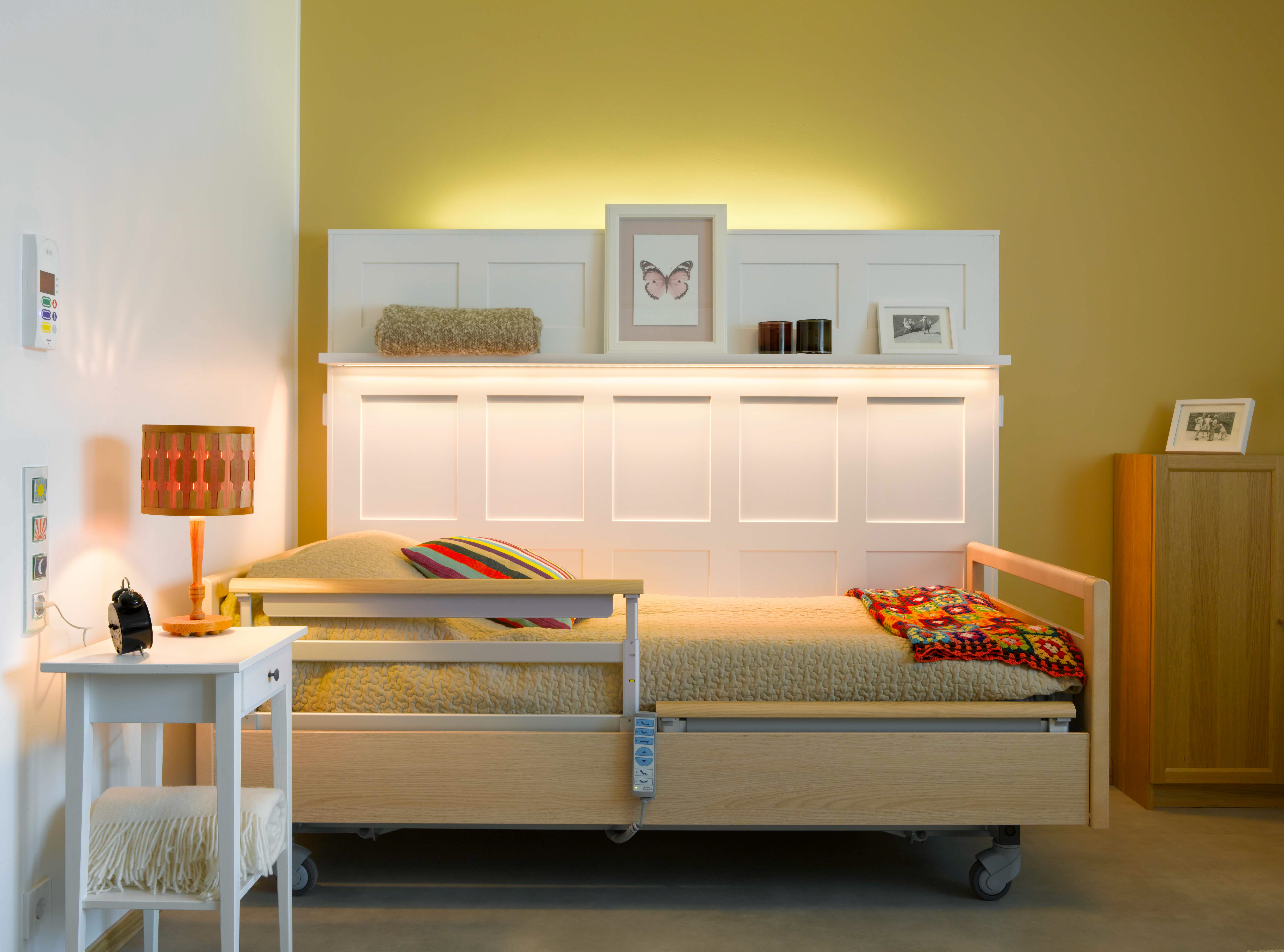 A bedroom with beautiful lighting
