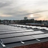Solceller på ett tak