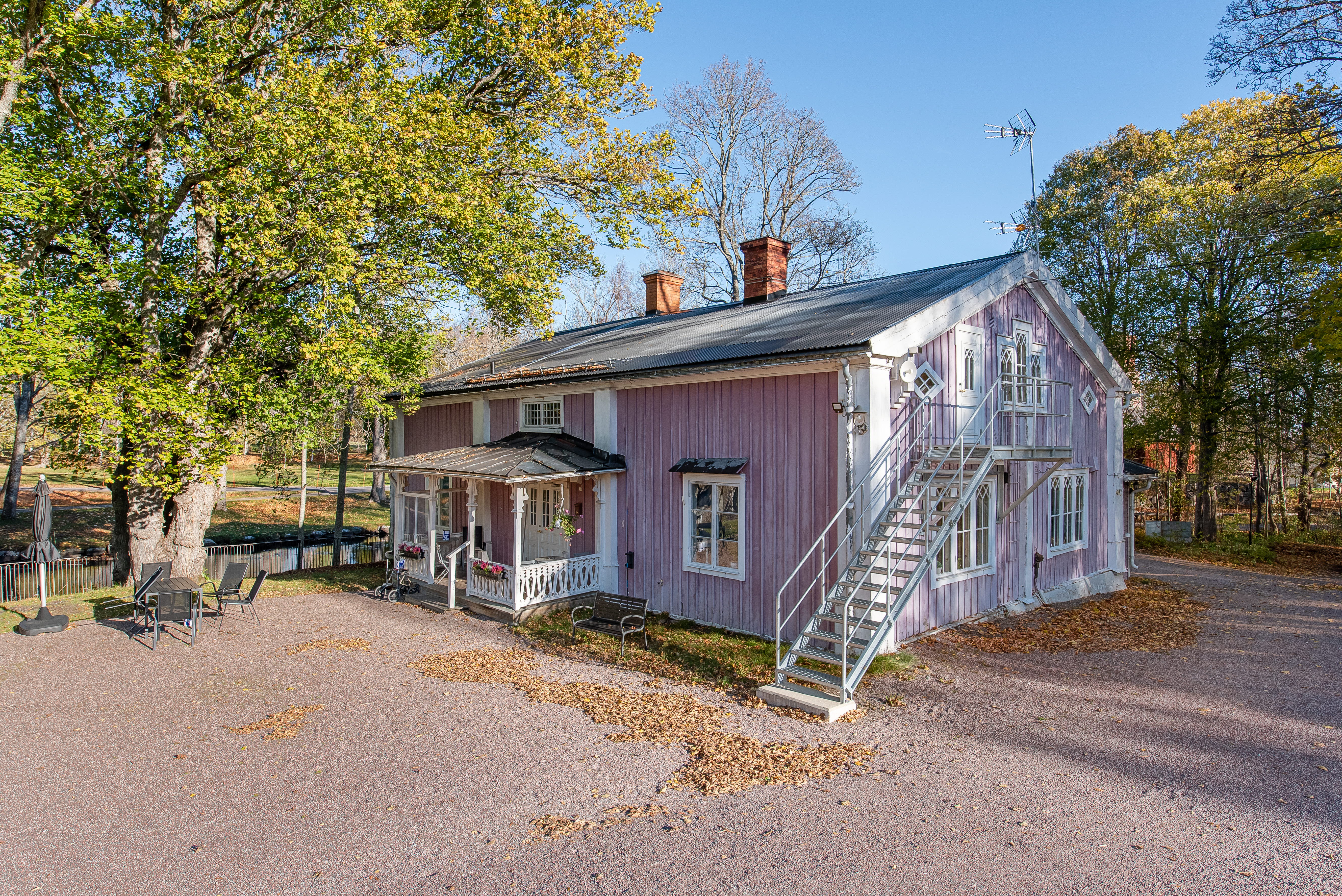 A dirt road in front of a house