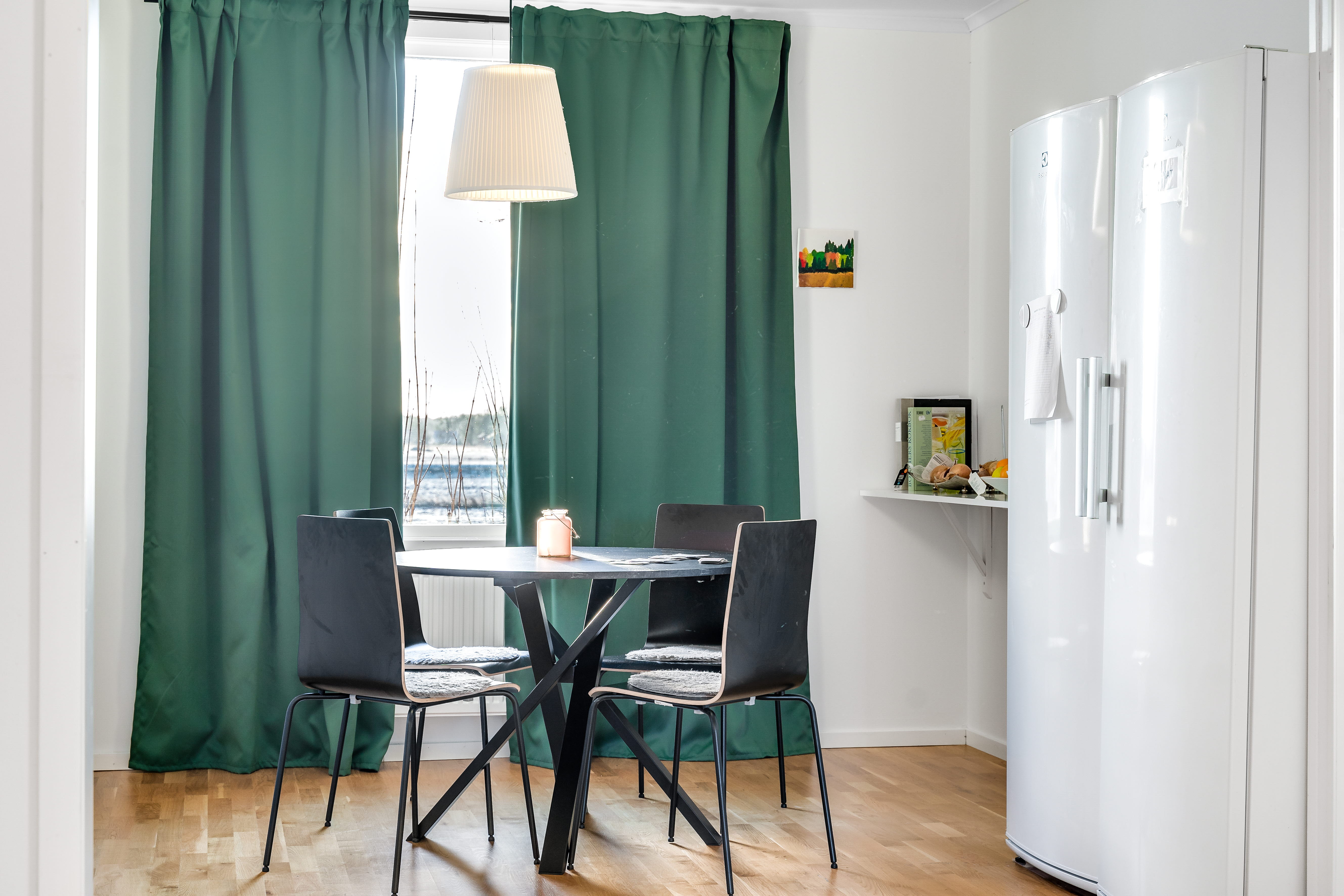 A room filled with furniture and a curtain