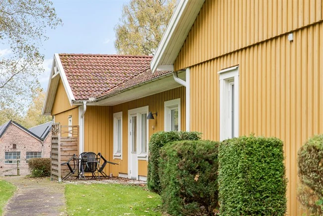 A house with trees in the background