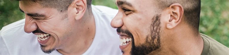 Två män som ler