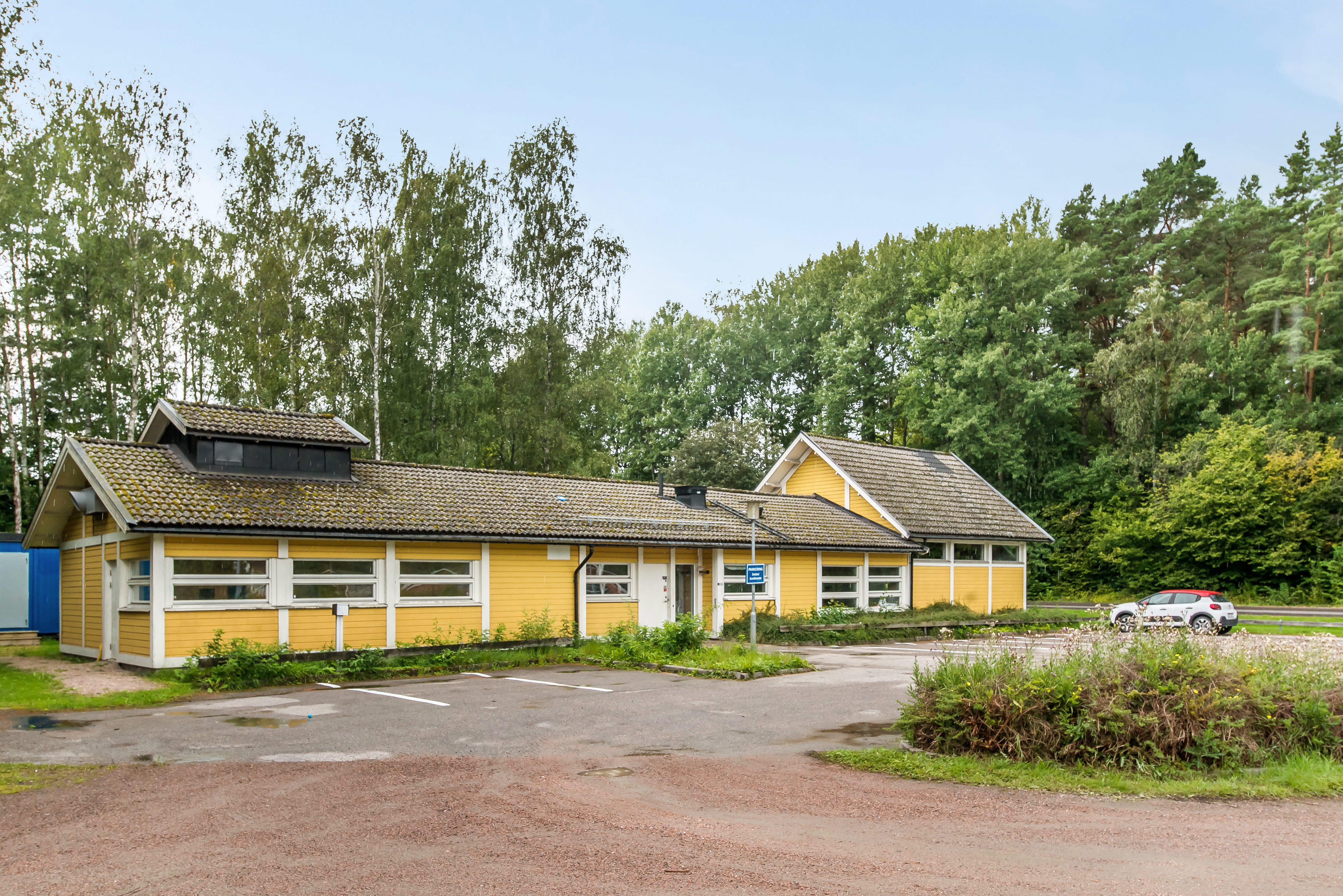 A house with trees in the background