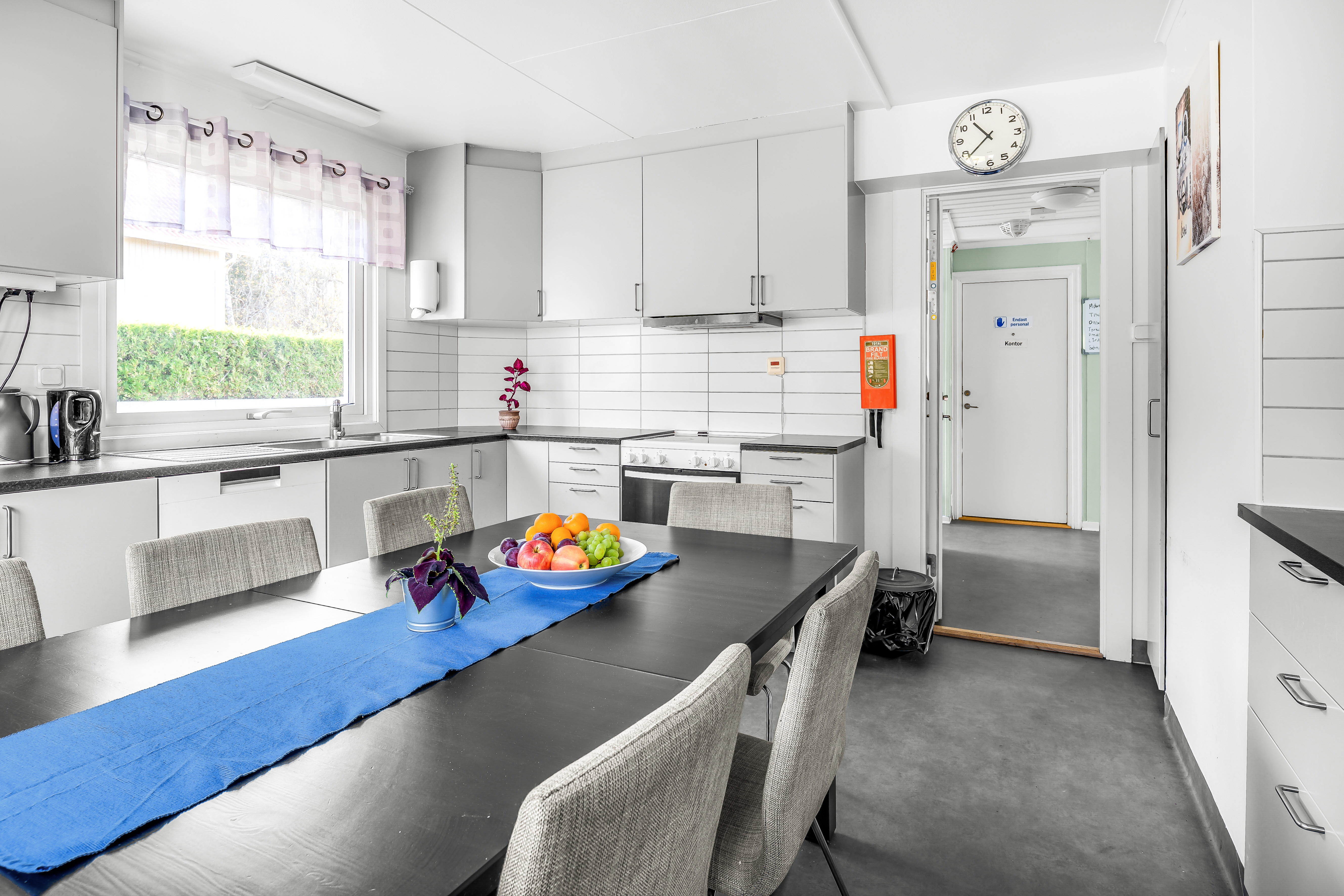 A kitchen with an island in the middle of a room