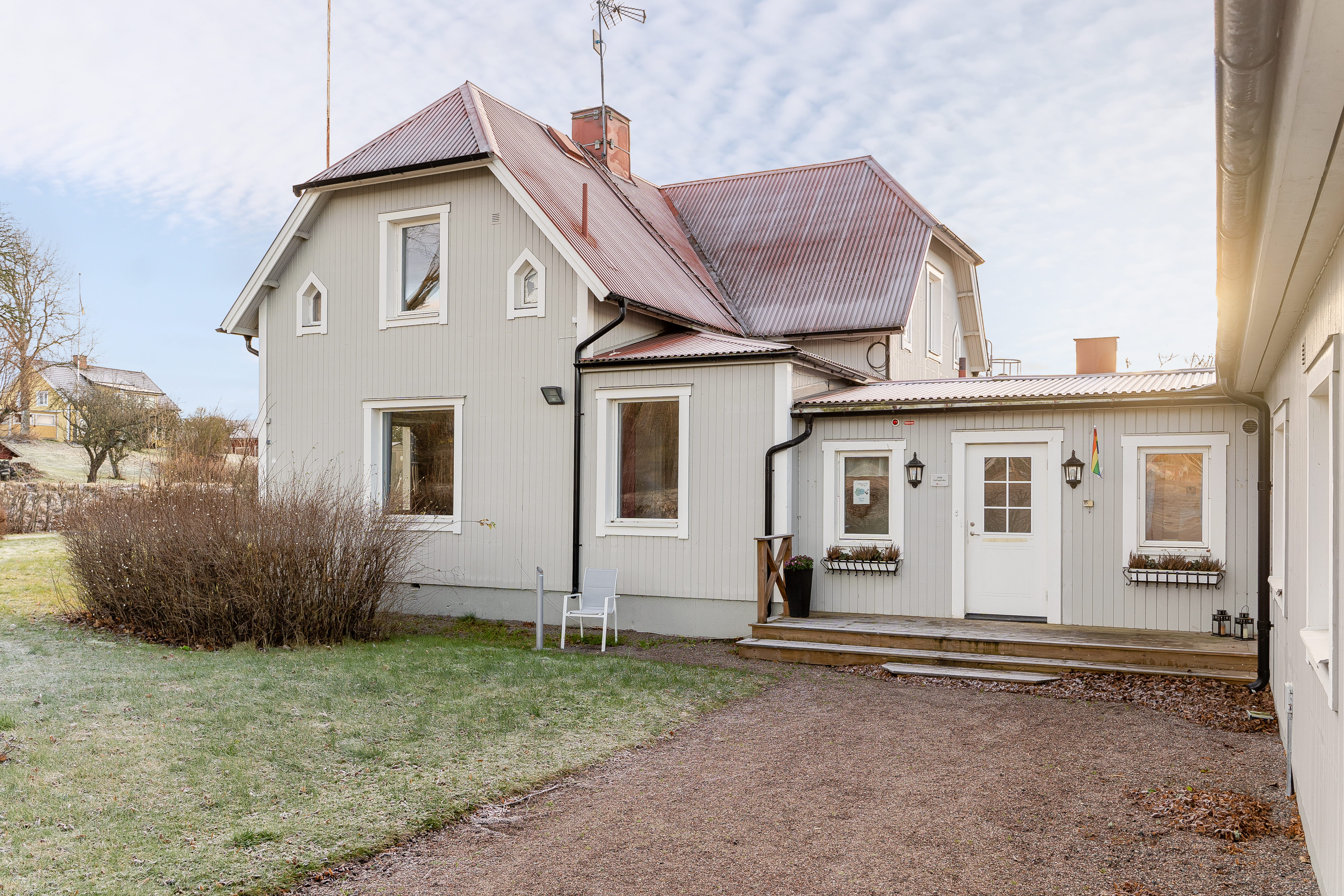 A small house in front of a building