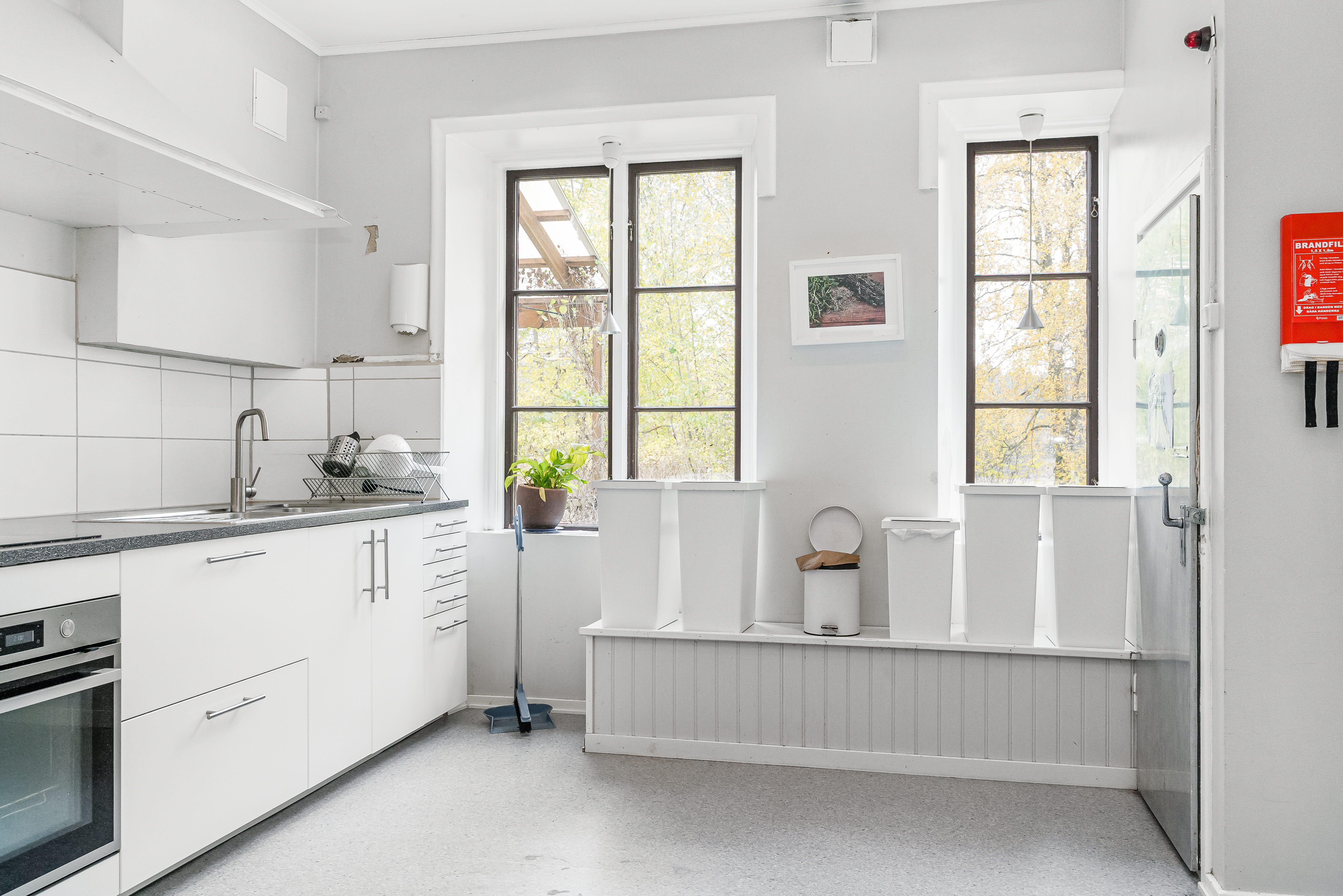 A view of a kitchen