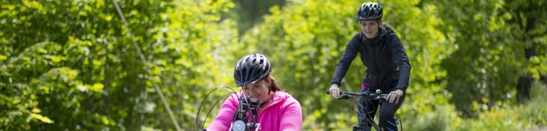 BPA-kunde Ingebjørg sykler med assistent