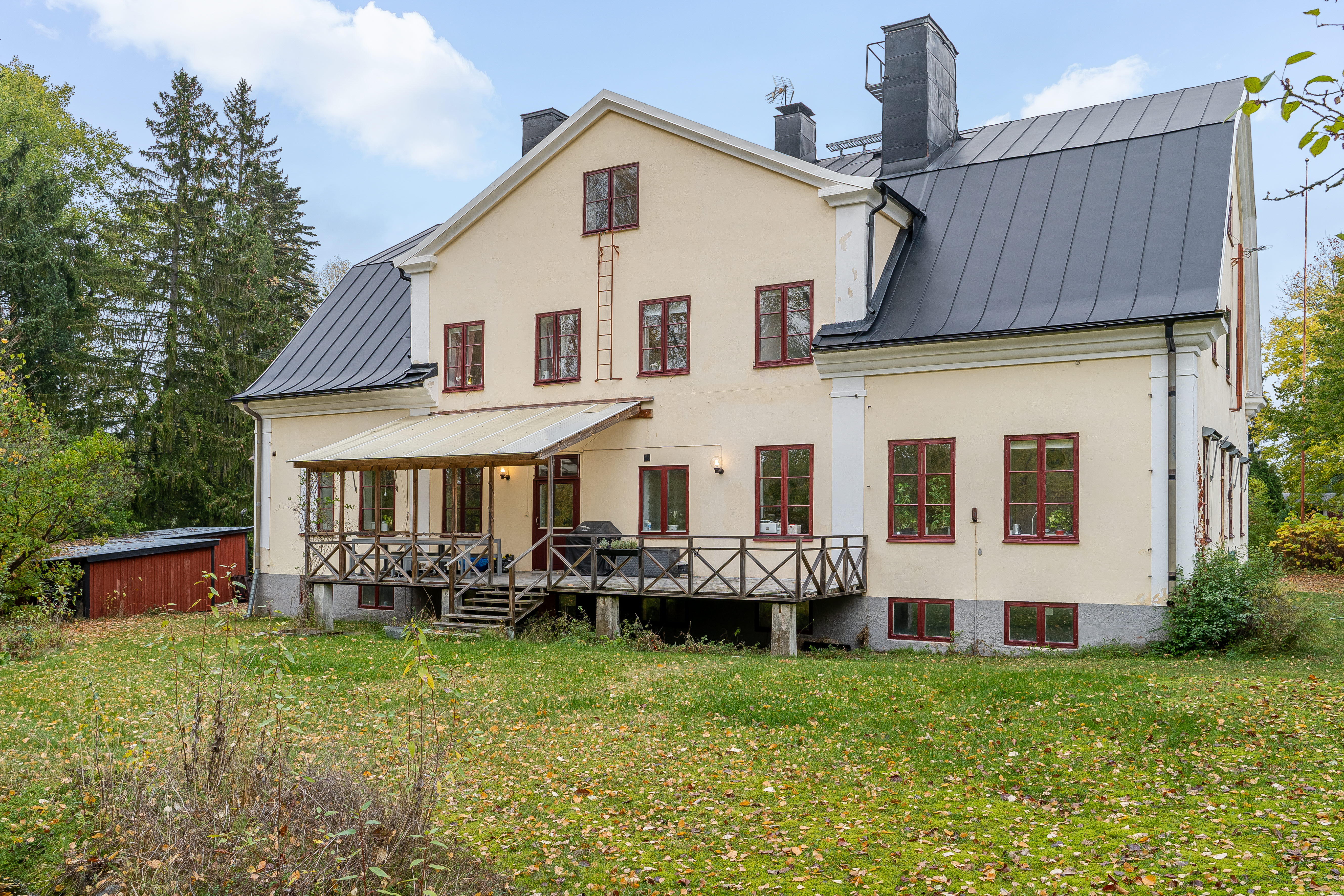 A large lawn in front of a house
