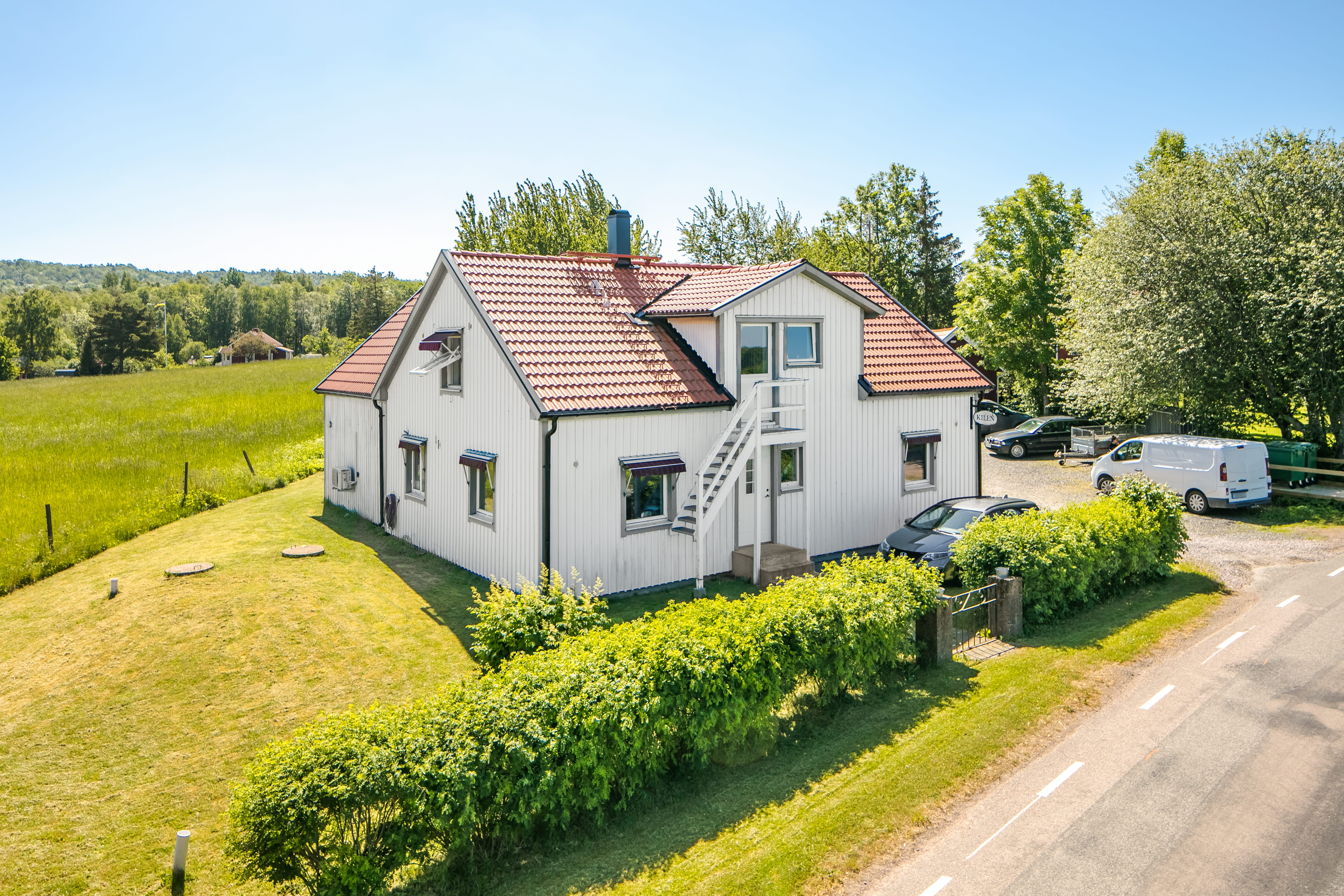 A house in the middle of a lush green field