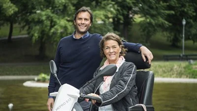 BPA -kunde i rullestol  poserer med sin assistent