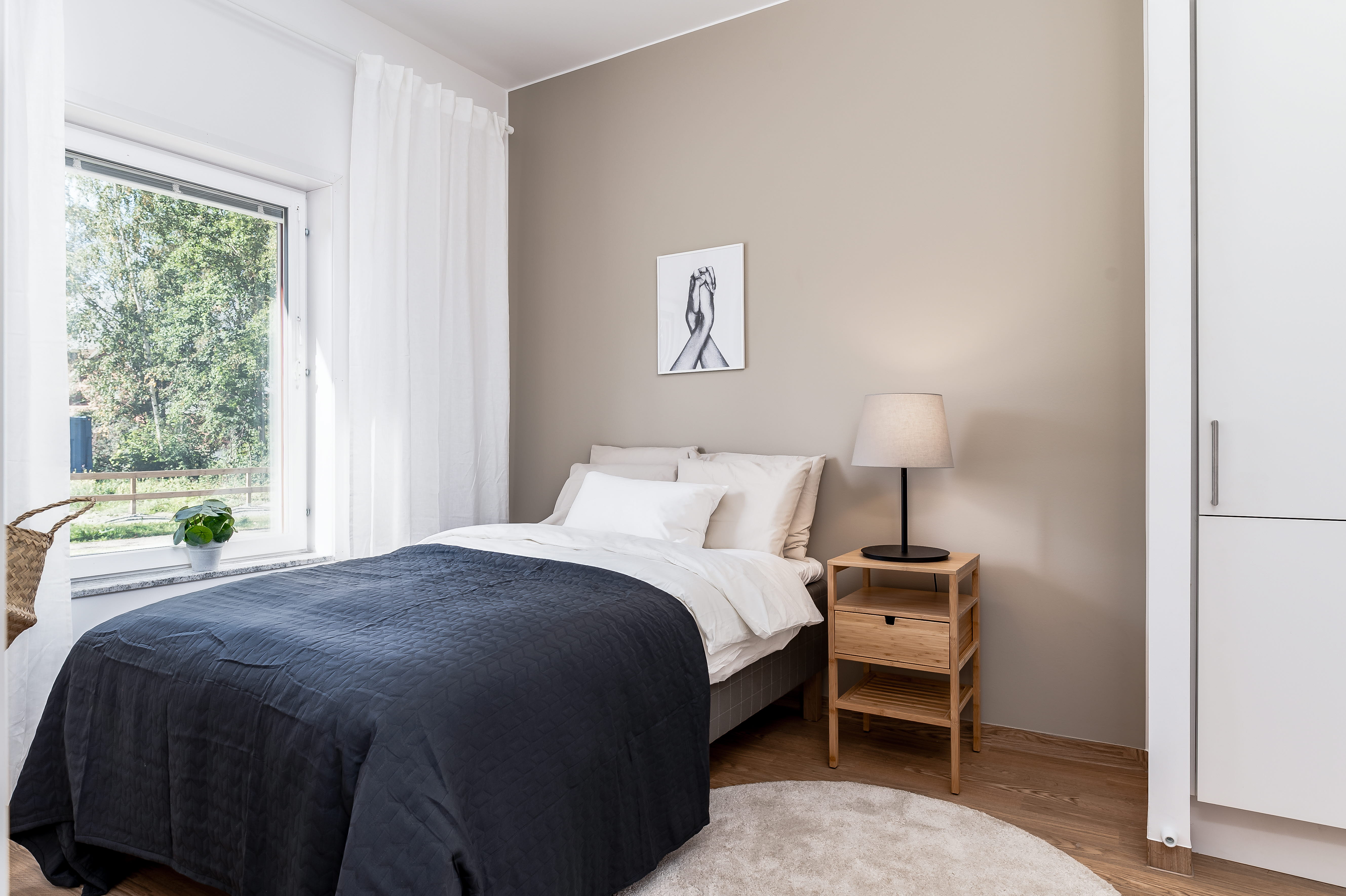 A bedroom with a bed in a hotel room