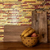 Bild på fruktskål mot mosaikvägg. 
