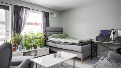 Rum med grå säng 