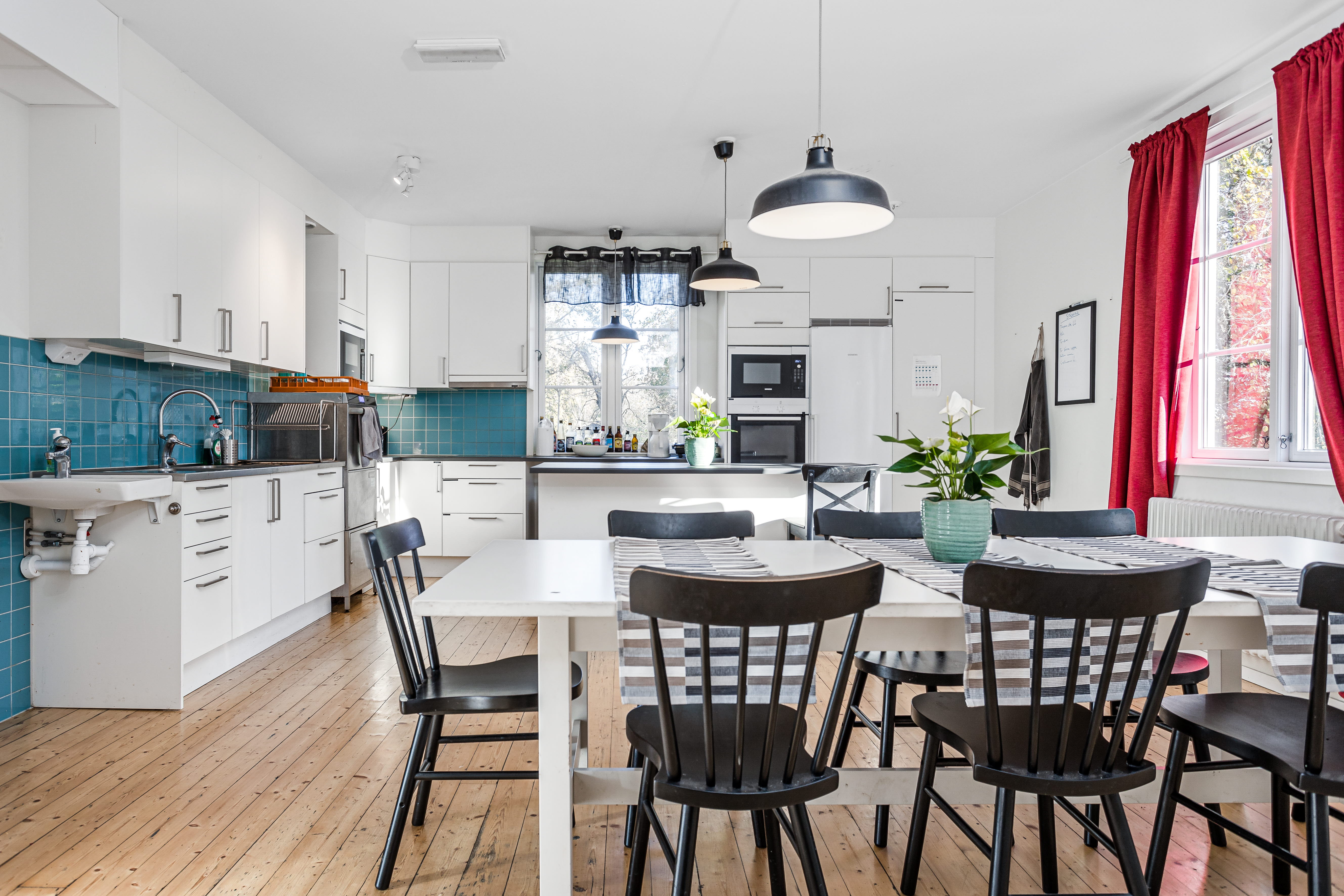 A kitchen with a dining room table