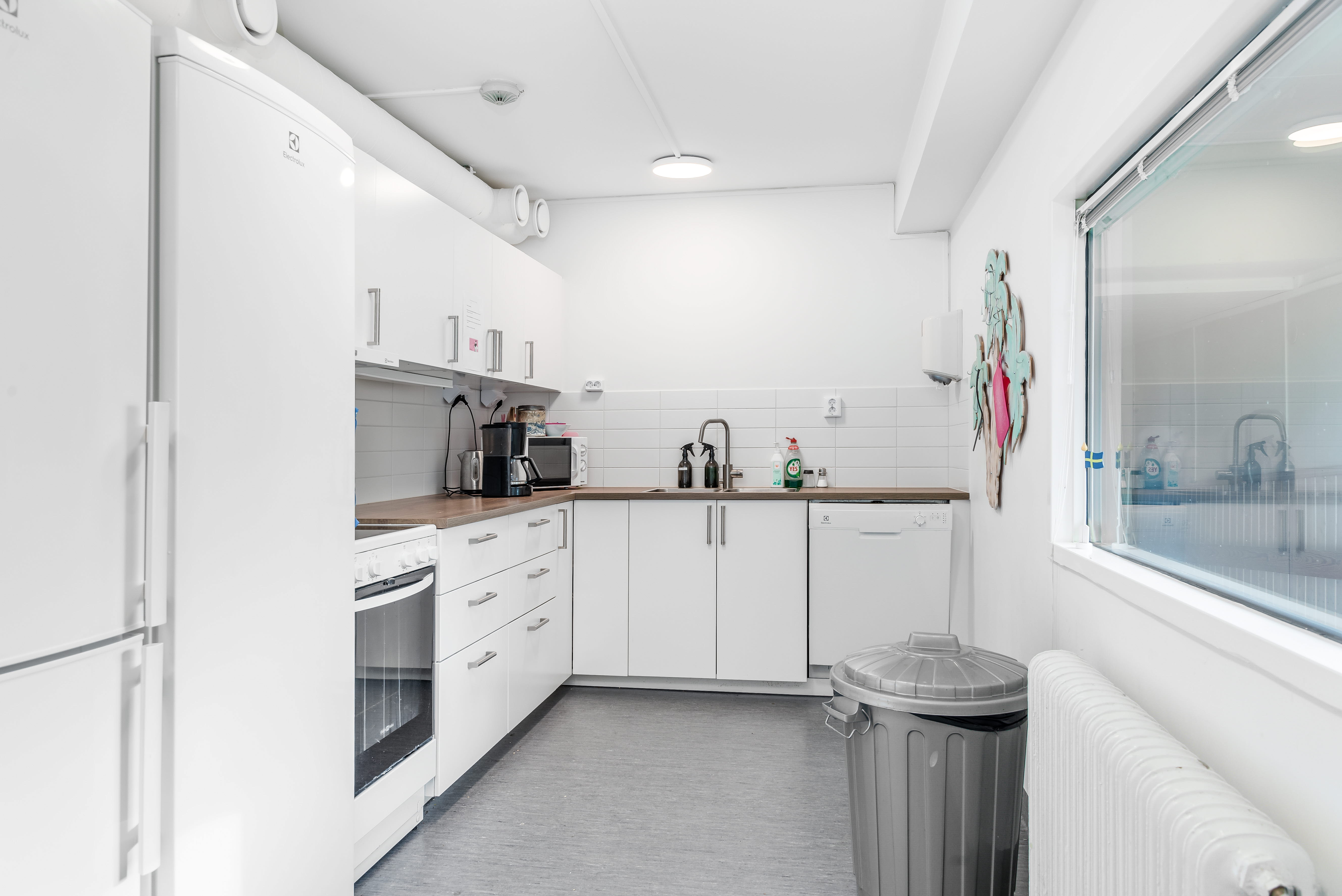 A view of a kitchen