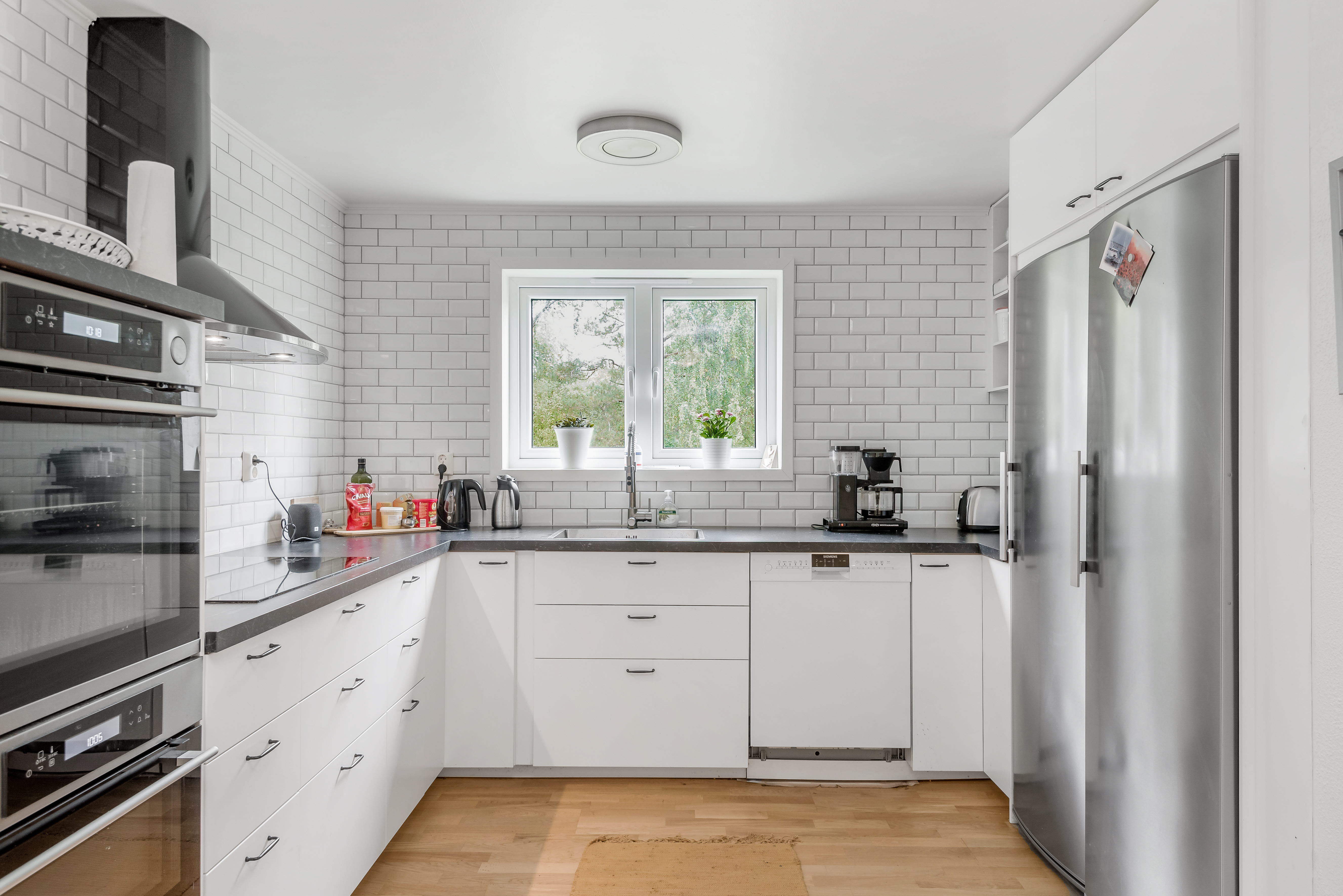 A view of a kitchen