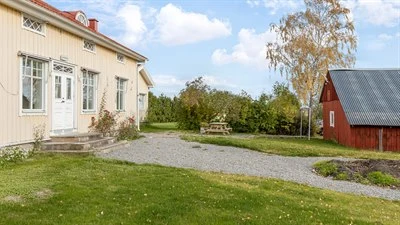 A large lawn in front of a house