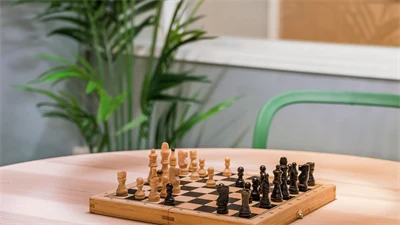 Träbord med schackbräda 