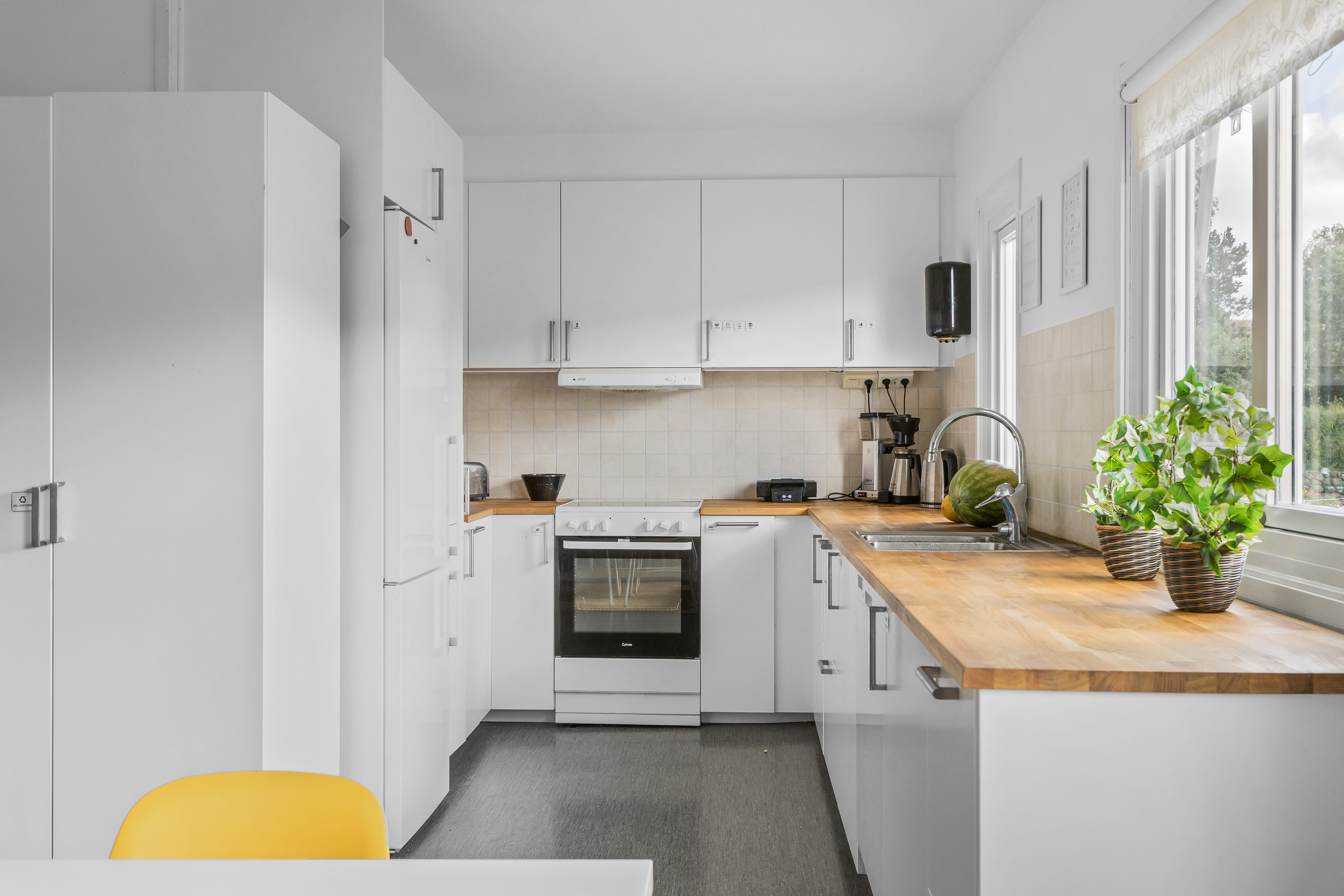 A view of a kitchen