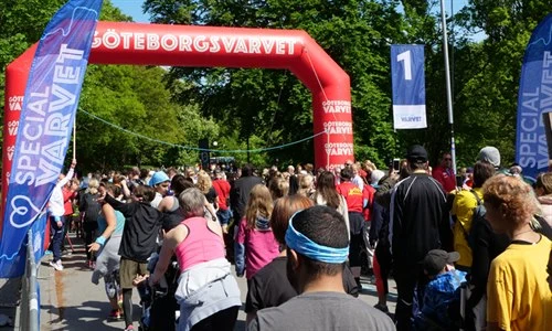 grupp av människor har just börjat springa/rulla i starten på specialvarvet