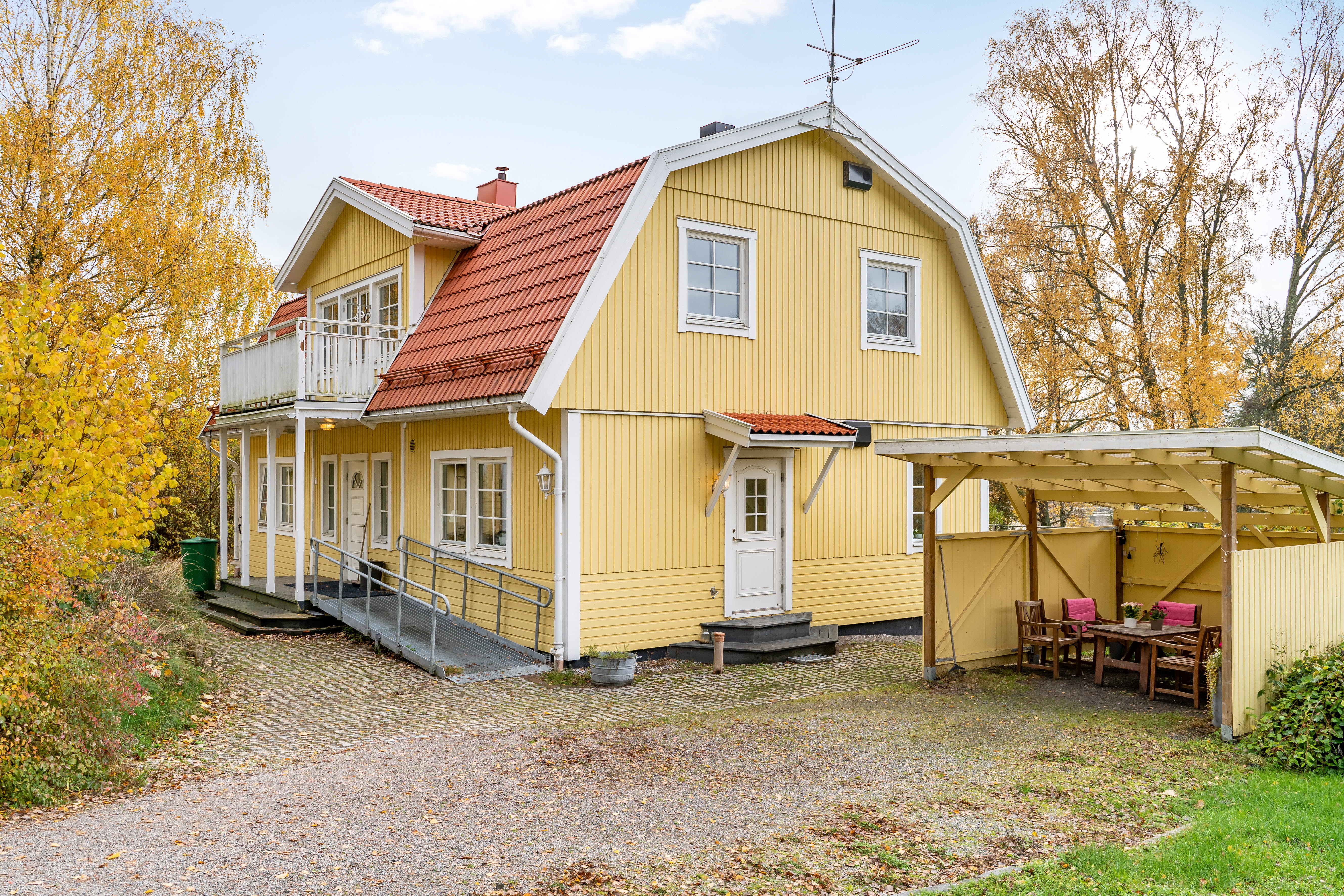A small house in a yard