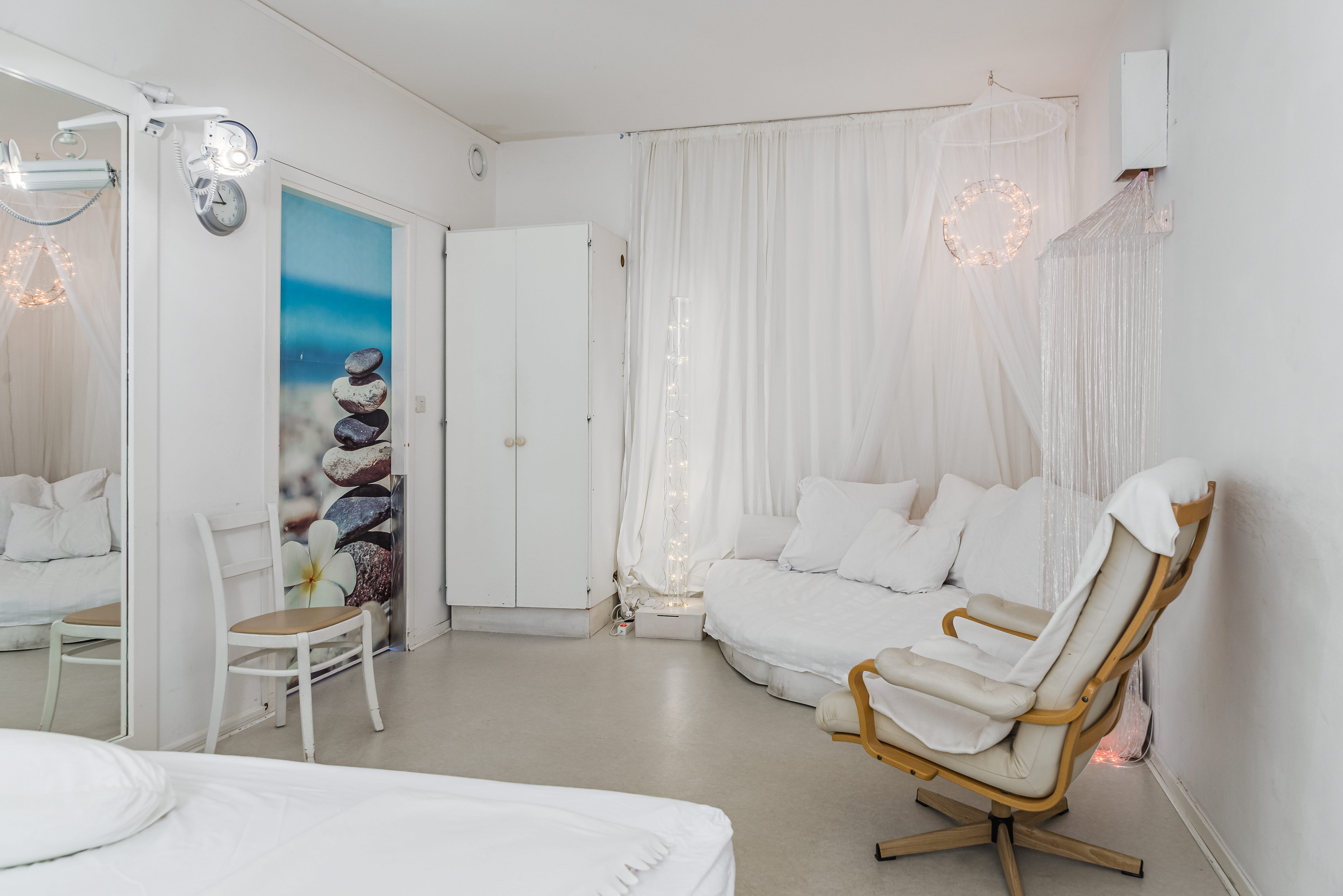 A room filled with furniture and a tub
