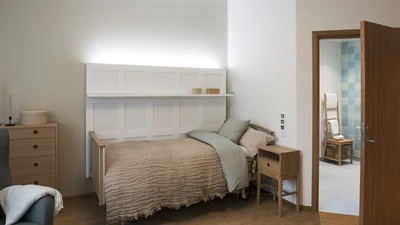 En rum med en säng