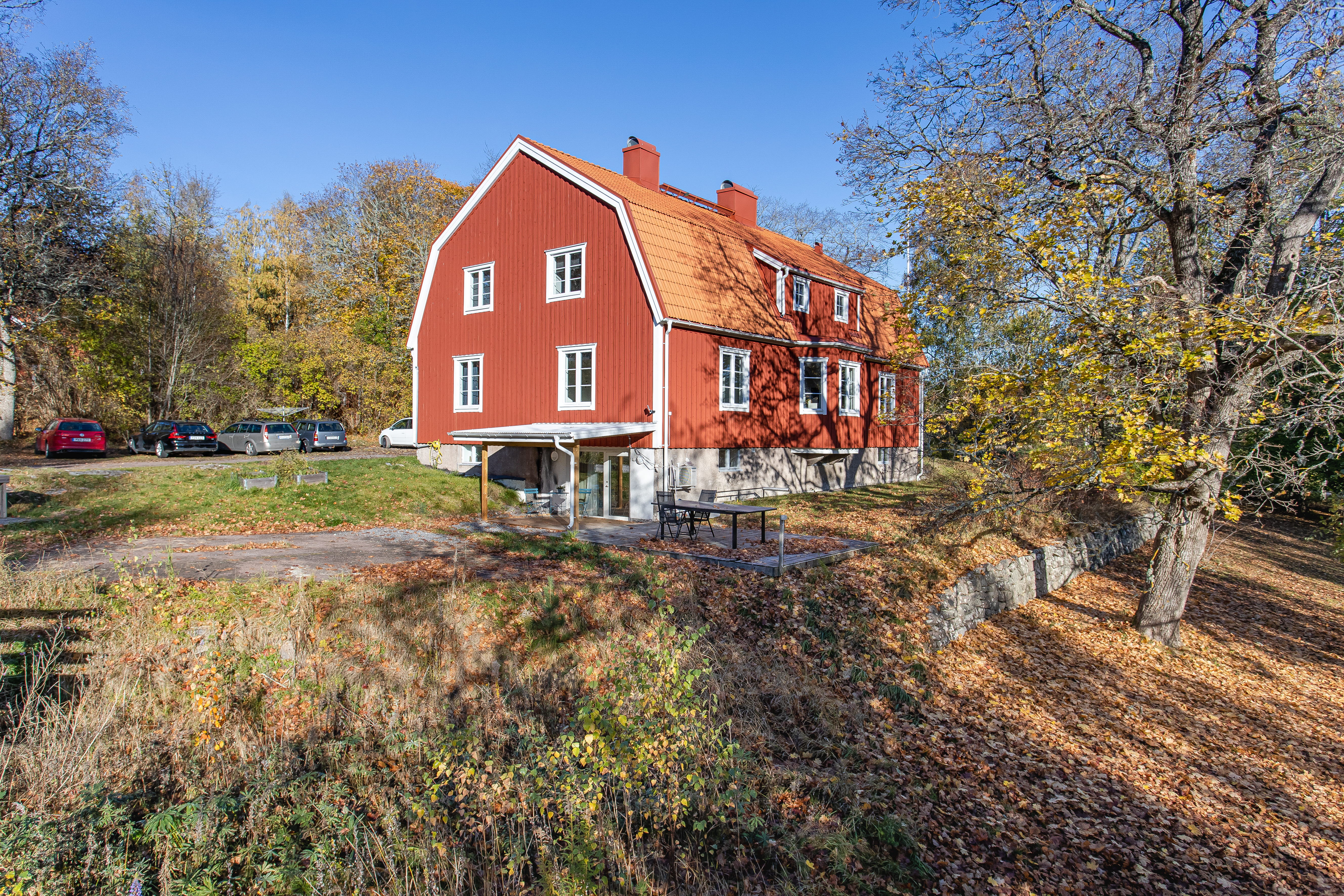 A house with trees in the background