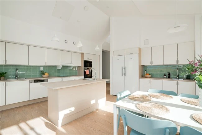 A kitchen with an island in the middle of a room