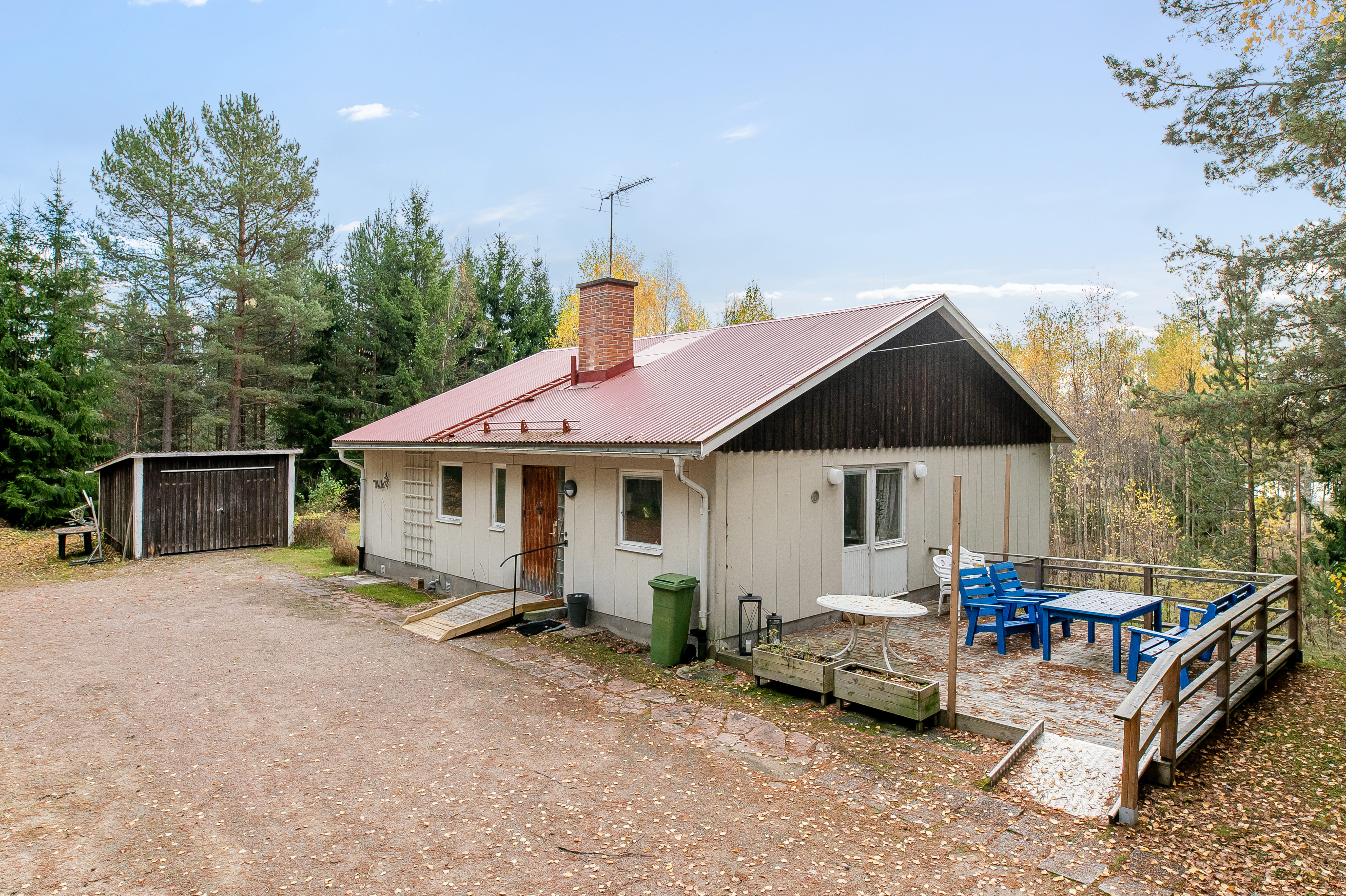 A house with trees in the background