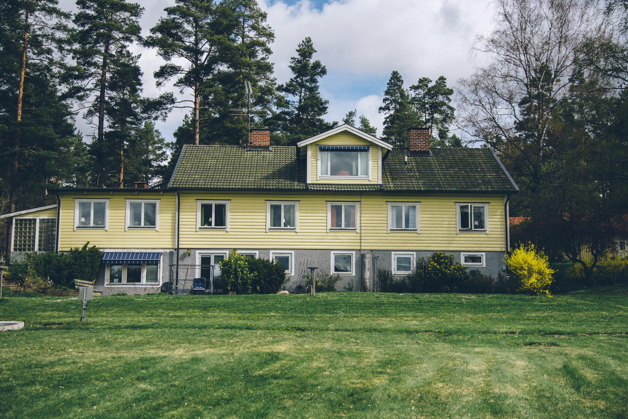A house with trees in the background