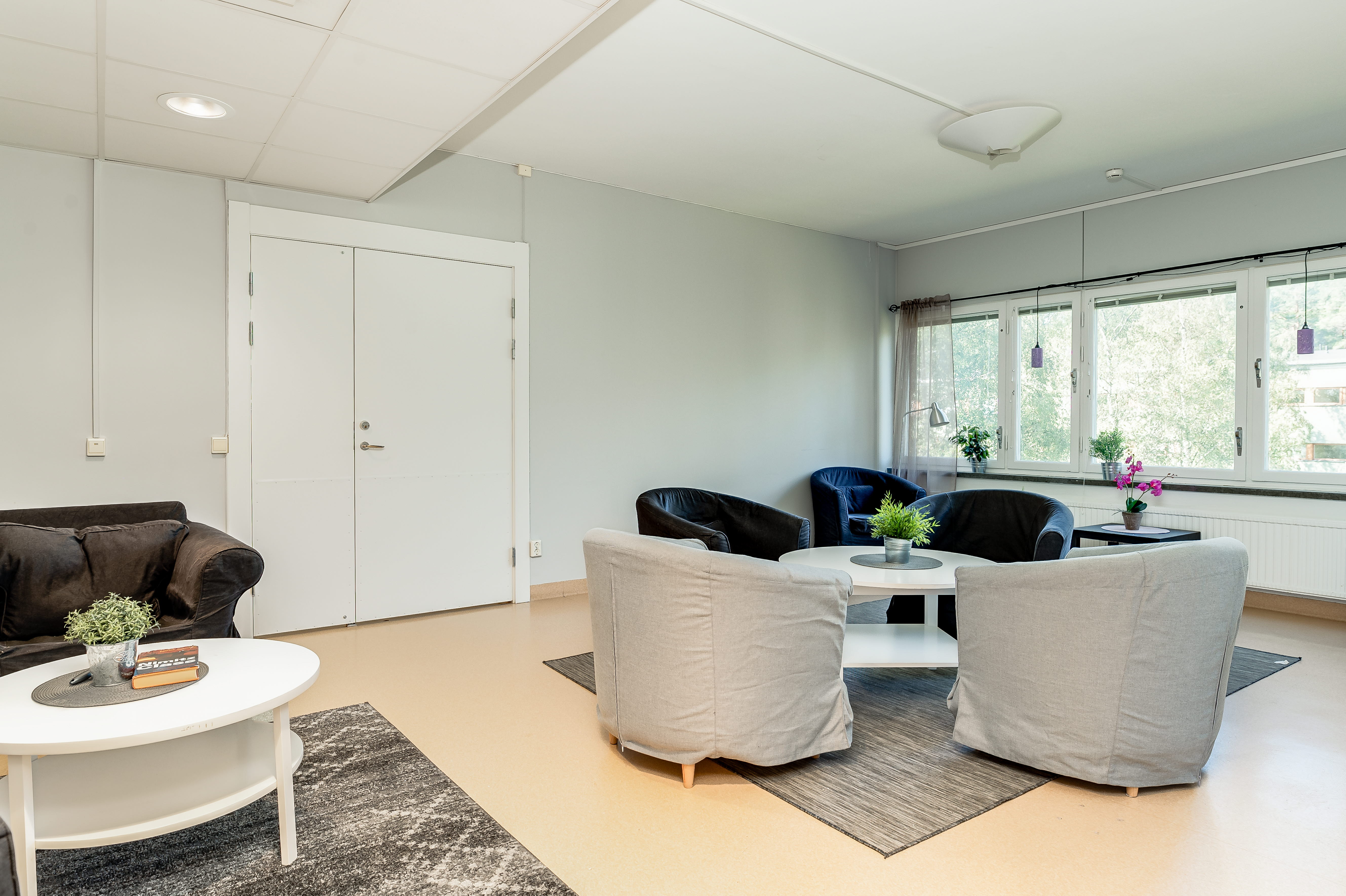 A room full of furniture